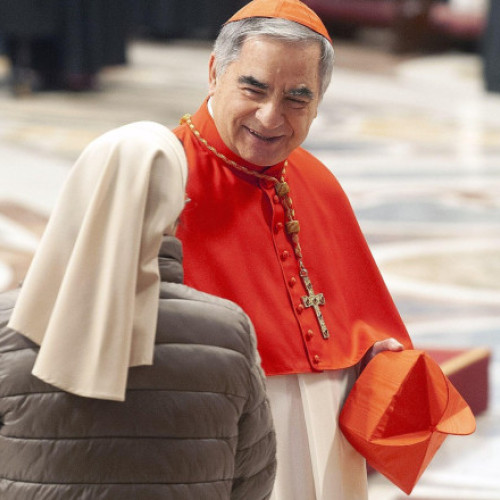 Cardinalul Becciu nu va participa la conclavul pentru alegerea noului papă