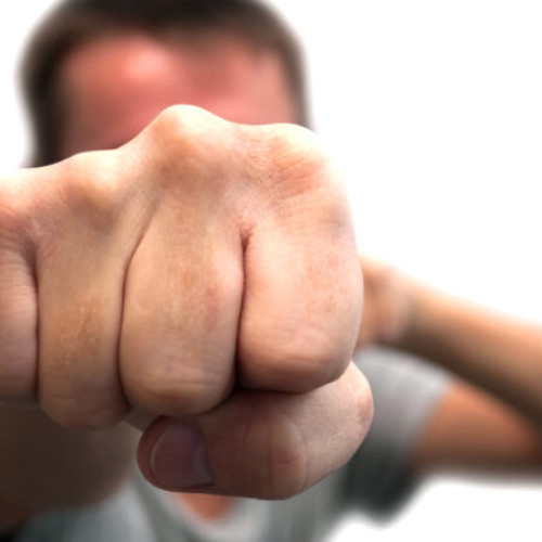 Bătaie brutală pe terasa unui local din Deva