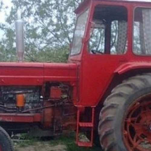 Bărbat de 70 de ani prins conducând un tractor fără documente