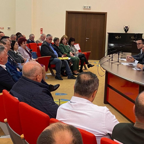 Prefectul Dâmboviței coordonează o ședință pentru îmbunătățirea cooperării între autorități