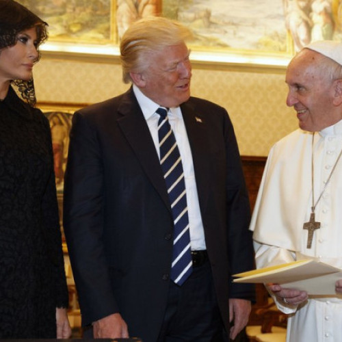 Donald Trump glumește despre rolul de papă