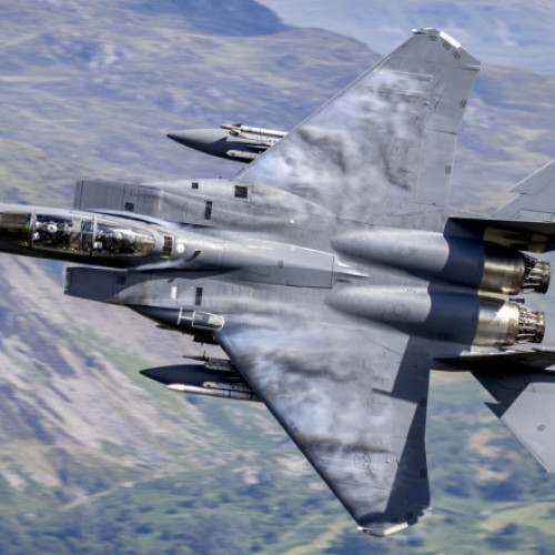 Armata Marii Britanii și SUA lansează lovituri aeriene împotriva rebelilor Houthi din Yemen