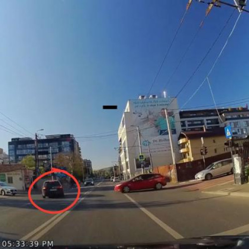 Comportamente periculoase în trafic: un șofer depășește semaforul roșu