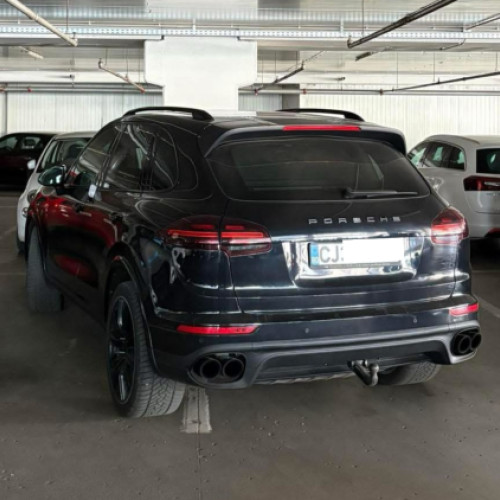 Un SUV parcat in doi