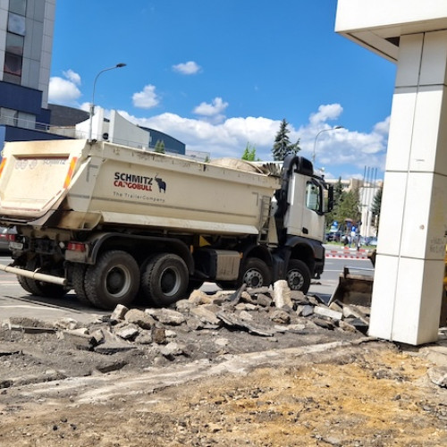 Lucrări de reparație la trotuarele din apropierea magazinului Dumbrava