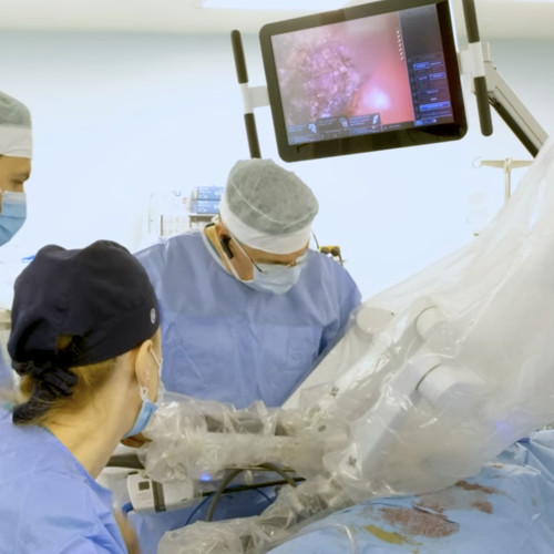 Intervenție de mastectomie bilaterală asistată robotic, o premieră națională la Medlife Polisano