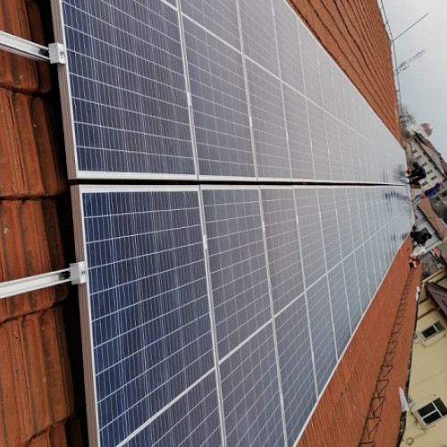 Statul va finanța instalarea de panouri fotovoltaice pe blocuri