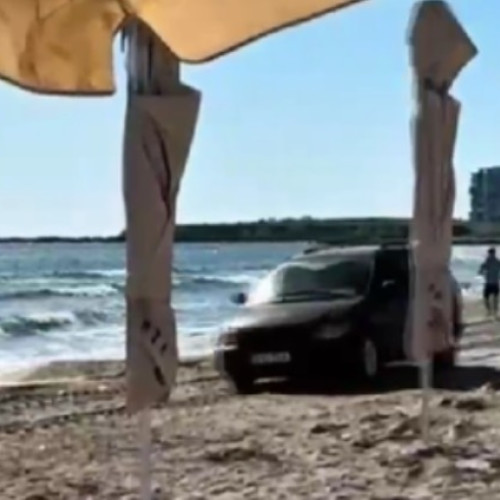 Femeie surprinsă conducând pe plaja din Mamaia