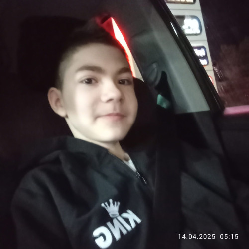 Gabriel, adolescent din Botoșani, luptă cu o boală rară