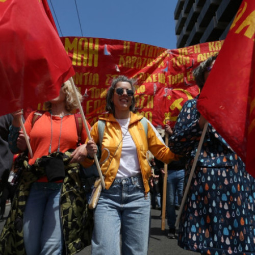 Mii de persoane protestează în Atena cu ocazia zilei de 1 mai