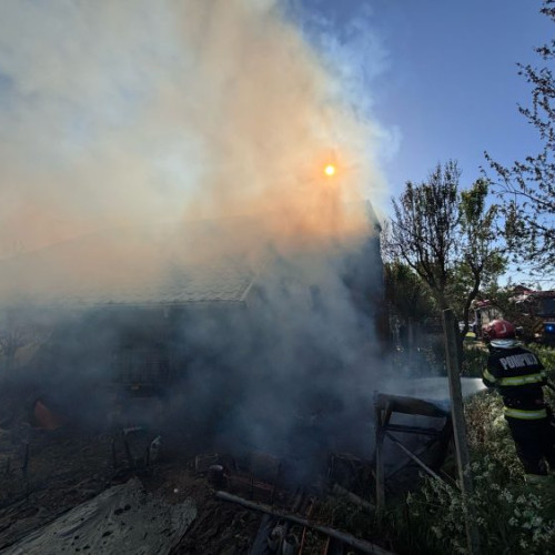 Incendiu în localitatea Seini, pomierii intervin prompt