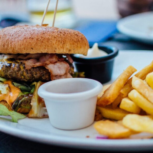 Alimentele ultraprocesate contribuie semnificativ la decesele premature, arată un nou studiu