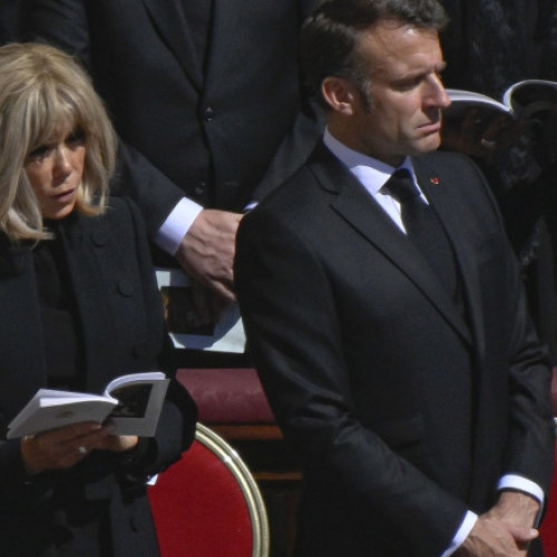 Macron urmărește influențarea cardinalilor, sugerează presa italiană