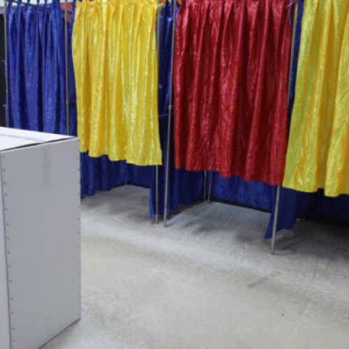 Urnele de votare, deschise duminică dimineața în România