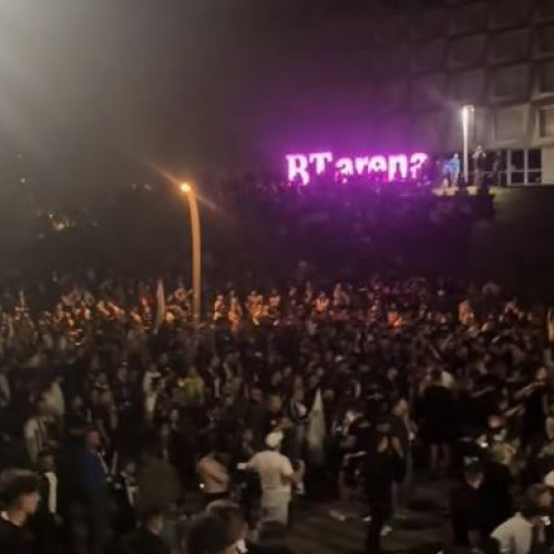 Suporterii Universității Cluj au transformat zona dintre arene într-un veritabil stadion