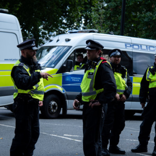 Opt bărbați, inclusiv șapte iranieni, arestați în Regatul Unit sub suspiciunea de terorism