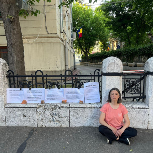 Mama din Sibiu, în greva foamei de șase zile la Ministerul Educației