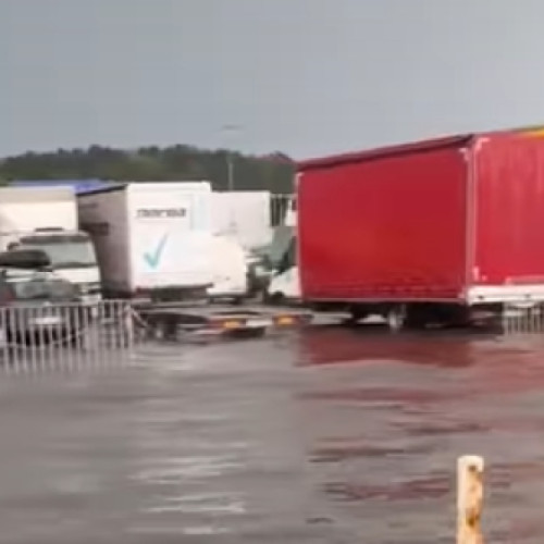 Inundații din nou în Cluj, la centrul comercial Vivo