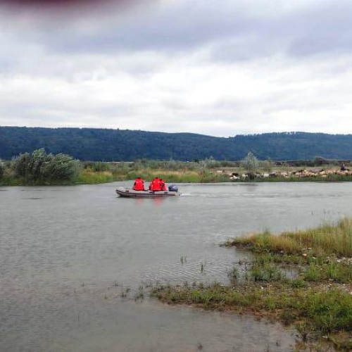 Două persoane salvate din râul Siret