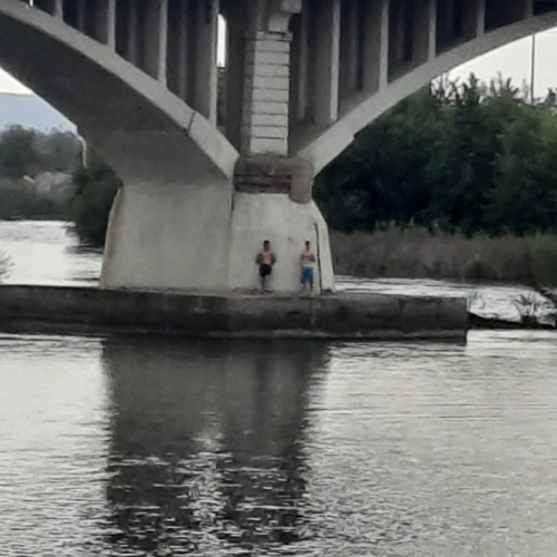 Două persoane salvate din apă în Vrancea