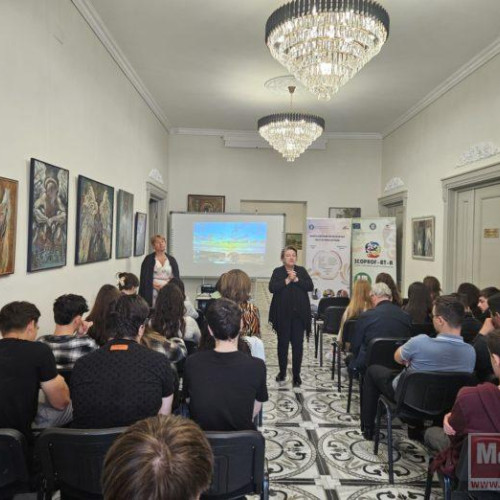 Elevii Seminarului Teologic Ortodox "Sfantul Gheorghe" din Botoșani participă la o sesiune de informare despre economia socială