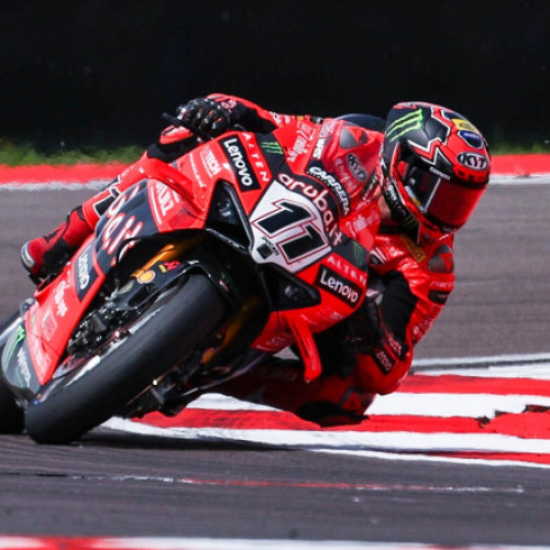 Doi motocicliști au murit într-un accident în timpul campionatului britanic de superbike