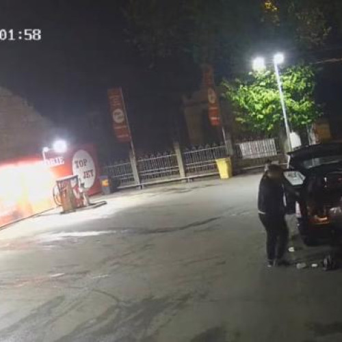 Un jaf bizar în Cluj: Tineri fură o masă de la o cafenea