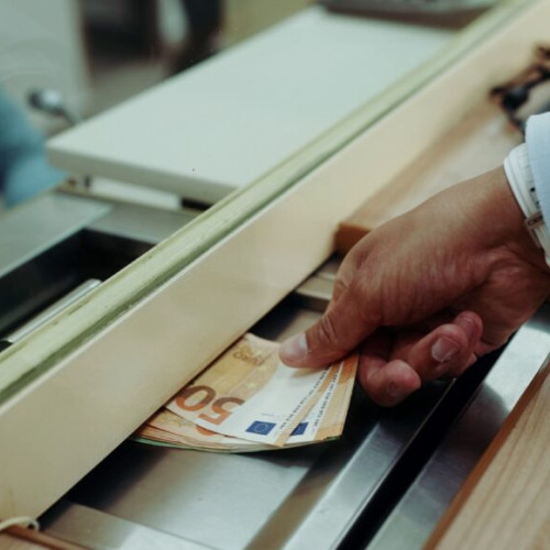 Moneda națională se depreciază, ajungând la un maxim istoric