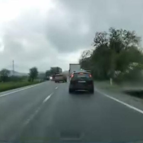 Sofer din Cluj-Napoca, aproape de un accident frontal cu un TIR dupa o depasire extrem de riscanta