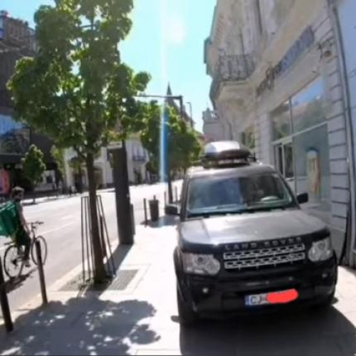 Youtuber din București critică clujenii pentru oprirea pe trotuar