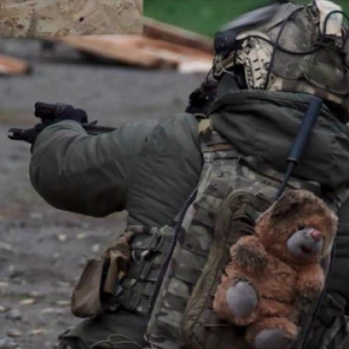 Un soldat ucrainean poartă un ursuleț de pluș ca talisman în luptă