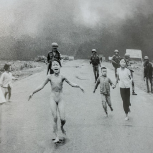 Associated Press menține atribuirea imaginii legendare &quot;fata napalm&quot;