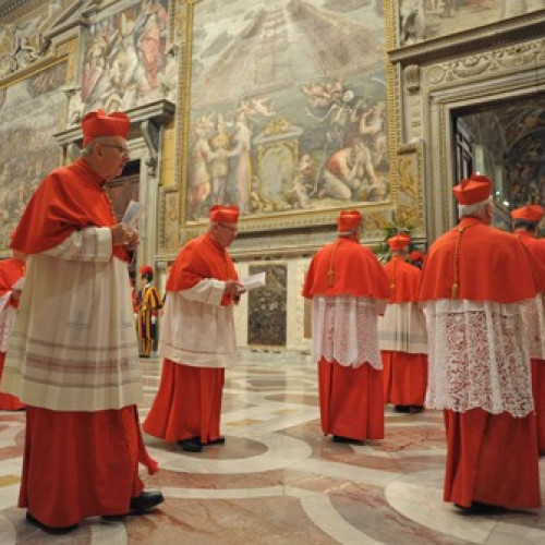 Cardinalii se retrag în Conclav pentru alegerea noului papă