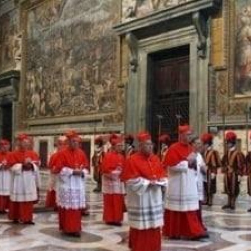 La Vatican începe alegerea noului papă