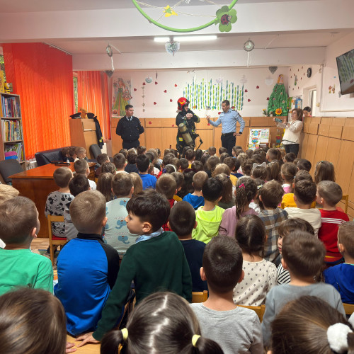 Copiii de la Grădinița nr. 14 din Botoșani învață despre siguranță de la pompieri