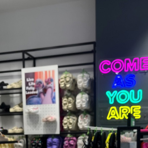 Crocs ajunge în Cluj-Napoca prin deschiderea unui nou magazin