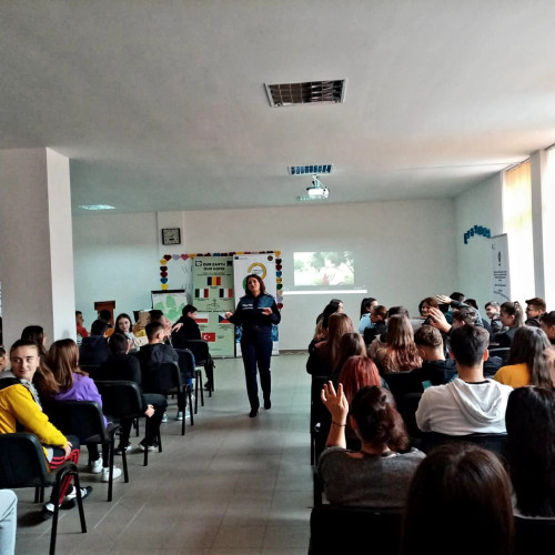 Campania "Tacerea e tot violența! Vocea ta e soluția" în școlile din România