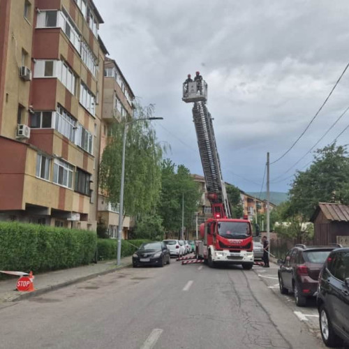 Pompierii din Alba Iulia intervin pentru degajarea acoperișului
