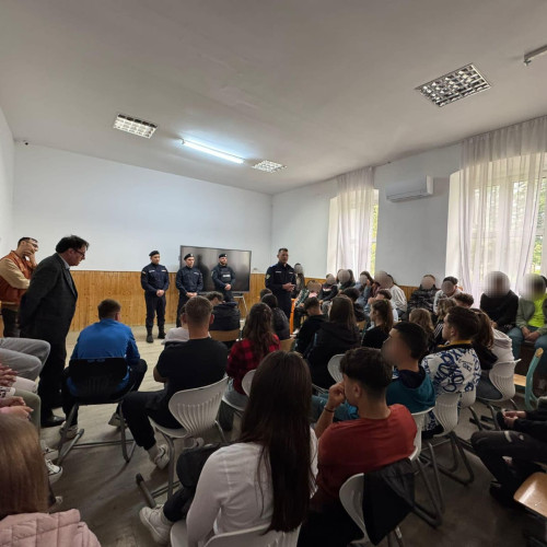 Jandarmii botoșăneni discută cu elevii despre prevenirea violenței și consumului de substanțe