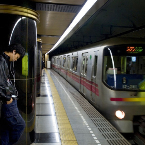 Atac cu cuțitul în metroul din Tokyo