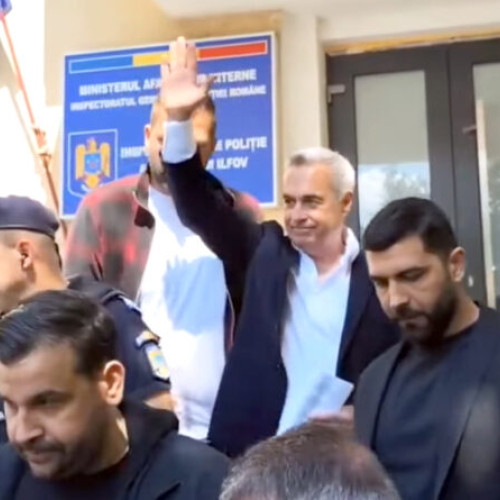 Calin Georgescu, întâmpinat de susținători la ieșirea de la poliție