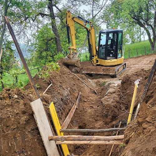 Intervenție a pompierilor în Satu Mare: două persoane surprinse de un mal de pământ