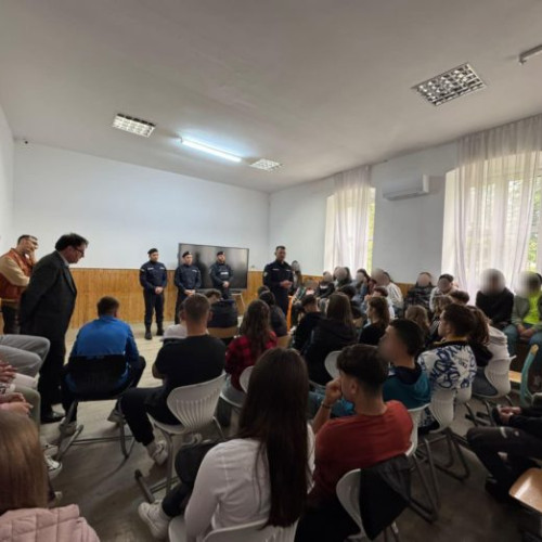 Elevii Liceului Teoretic "Anastasie Basota" au întâlnire educațională cu jandarmii