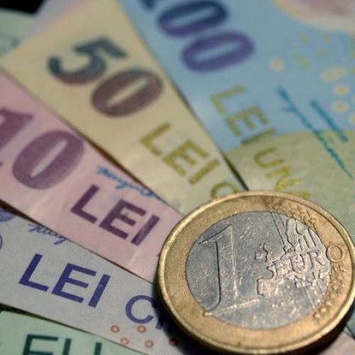 Moneda românească continuă să se deprecieze față de euro