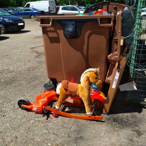 Jucării abandonate: un semn al vremurilor moderne