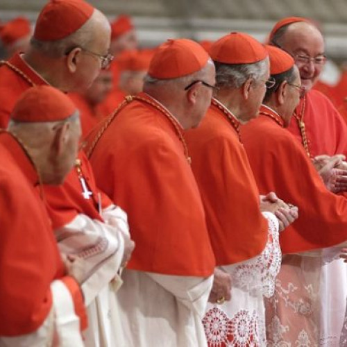 Cardinalii catolici incep procesul de alegere a noului papa