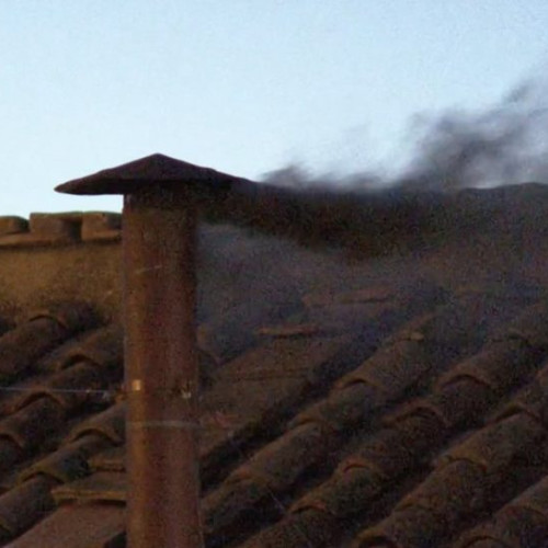 Fumul negru semnalează continuarea alegerii noului papă