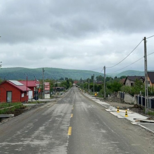 Lucrări de amenajare a trotuarelor în orașul Frasin