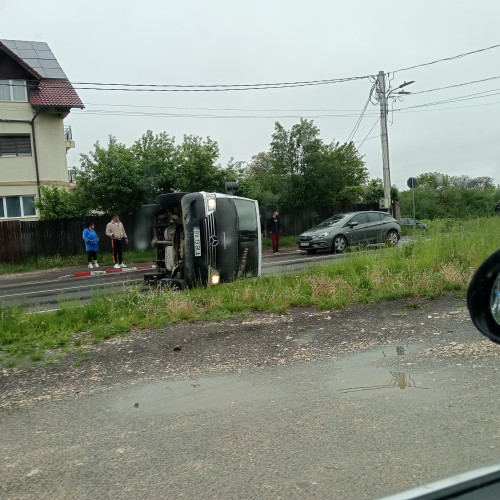 Accident pe varianta Sacele: o duba s-a răsturnat