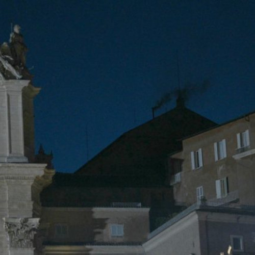 Fum negru deasupra Capelei Sixtine: votul pentru un nou Papă continuă